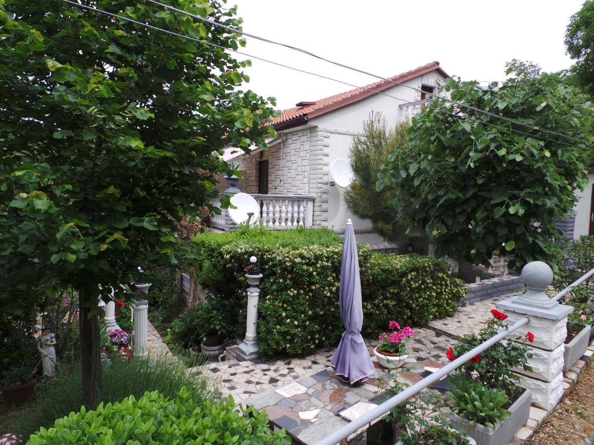 2 L Apartment ยาบลานัก ภายนอก รูปภาพ